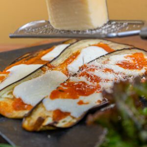 BERINGELA AO FORNO COM MUSSARELA DE BÚFALA