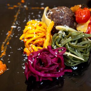 Polpetone e Fettuccini Tricolor ao Molho Alfredo