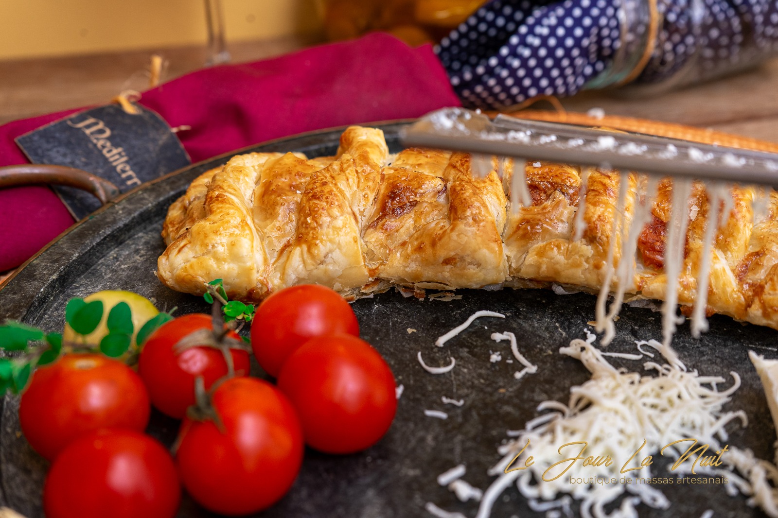 Folhada de Caccio Cavalo com Pesto de manjericão e Tomate confitado - Imagem 2