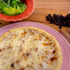 Quiche de Três Queijos, Nozes e Uva Passa